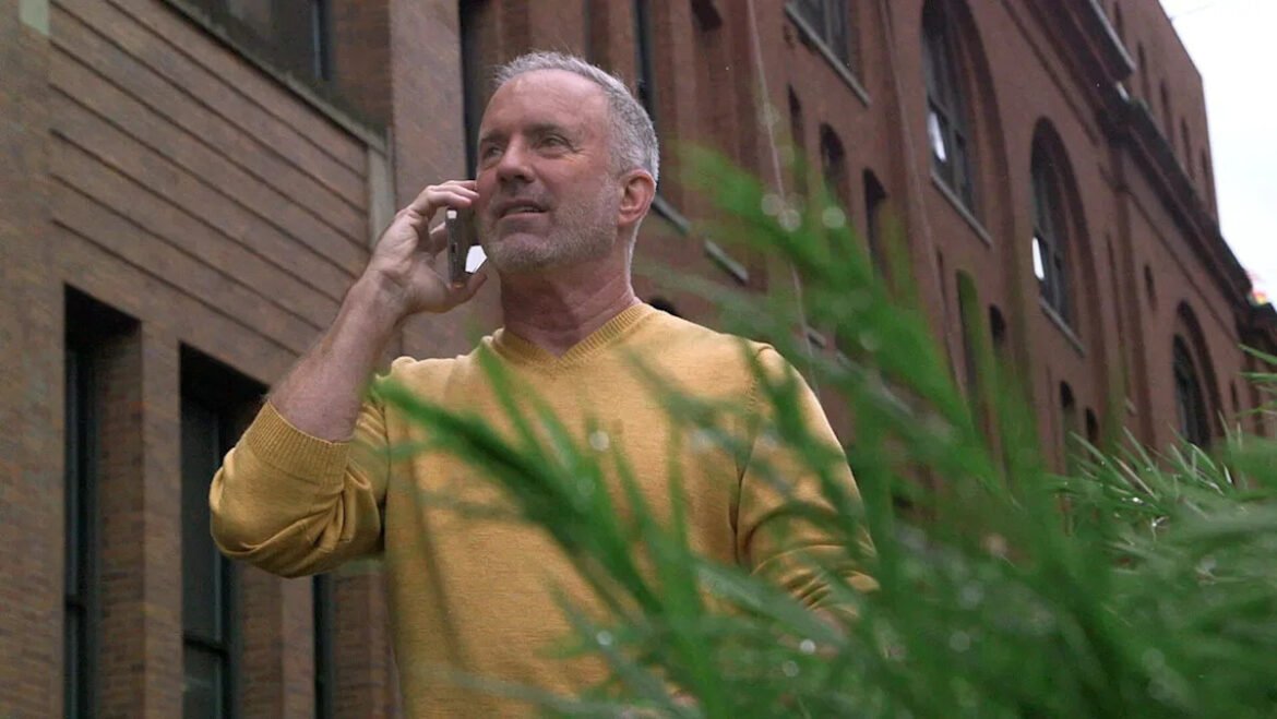 Seorang pria mengatakan para penipu telah menggunakan fotonya untuk memikat wanita selama 15 tahun