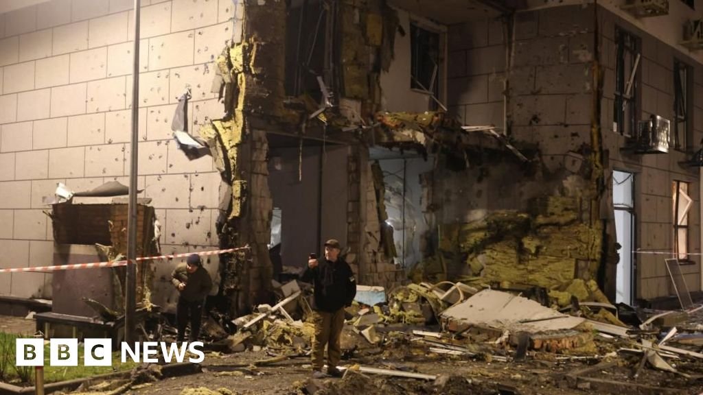 Serangan pesawat tak berawak menghantam daerah pemukiman di Kyiv, meskipun ada inisiatif perdamaian