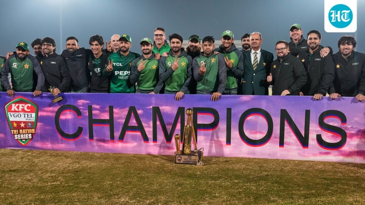 Spinners mengangkat Pakistan meraih kemenangan enam gawang atas Sri Lanka untuk merebut gelar Seri T20 Tri