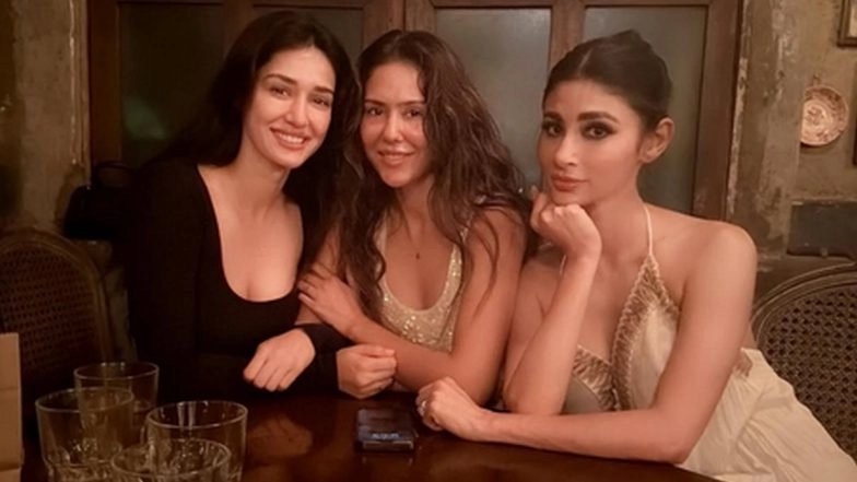 “Teman adalah ujian terbaik!” Seru Mouni Roy saat menikmati kencan malam bersama gadis-gadisnya Disha Patani dan Sonam Bajwa (Lihat Foto)