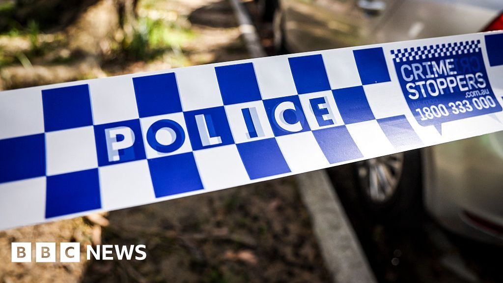 Tiga belas orang terluka setelah mobil derby yang dibongkar menabrak kerumunan orang di Australia