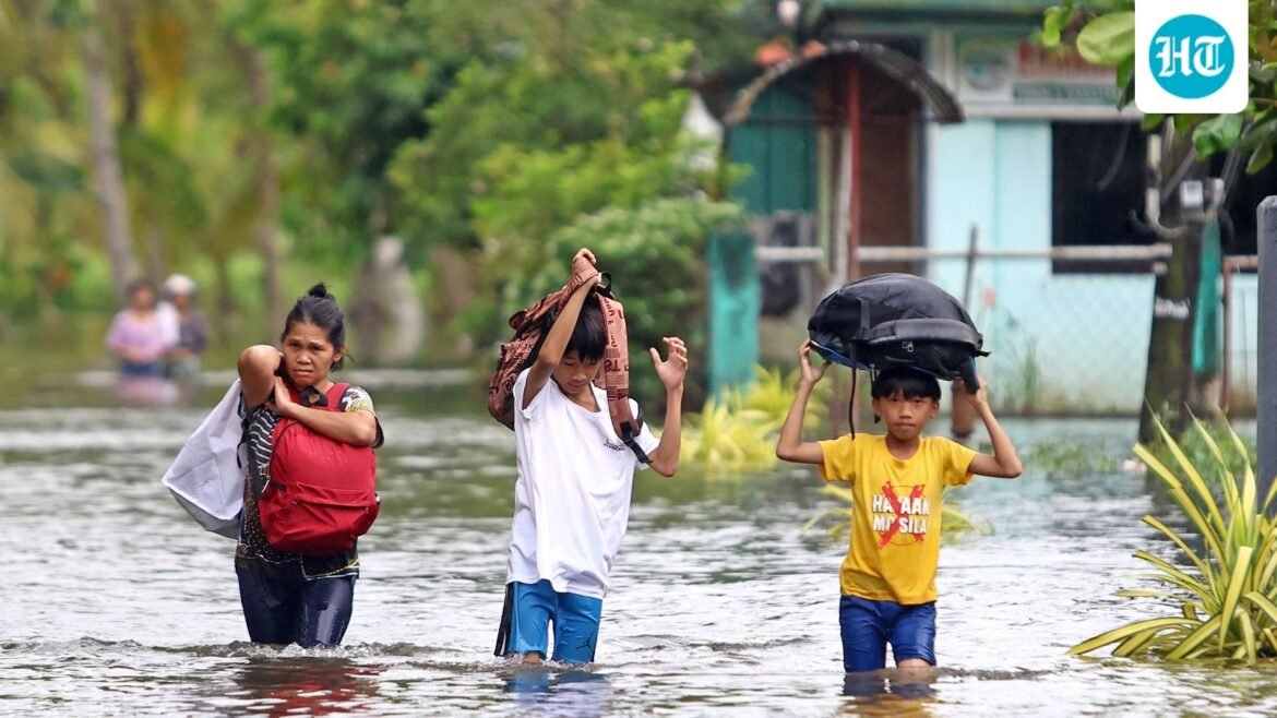 Topan Super Fung Wong: Lebih dari 100.000 orang dievakuasi di Filipina, 300 penerbangan dibatalkan