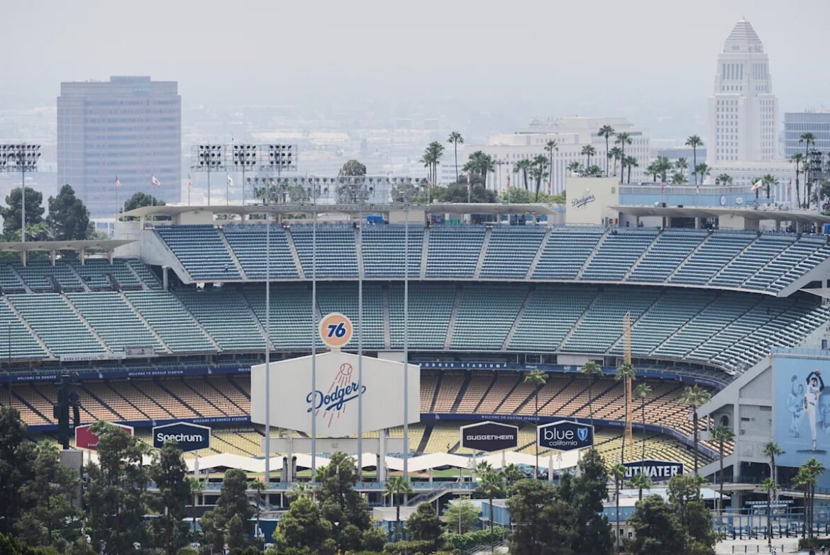 Turbulensi pada gondola Stadion Dodger saat pejabat Los Angeles mencoba menghentikan proyek tersebut