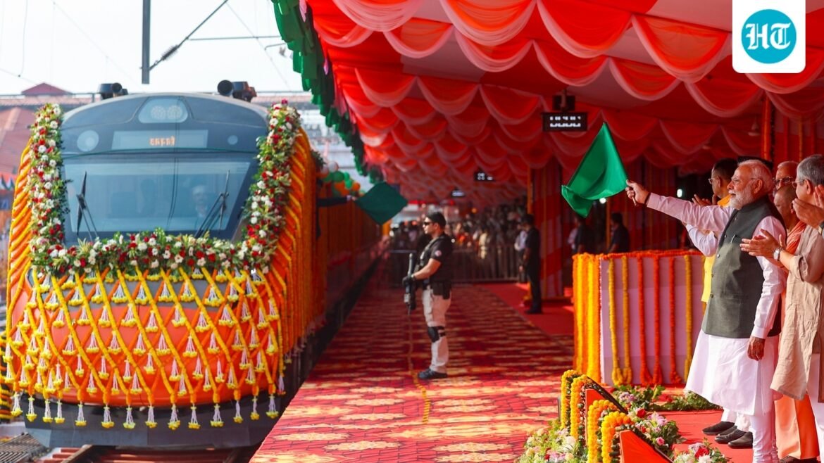 Vande Bharat ini merupakan kereta semi cepat pertama yang menghubungkan Kerala, Tamil Nadu, dan Karnataka