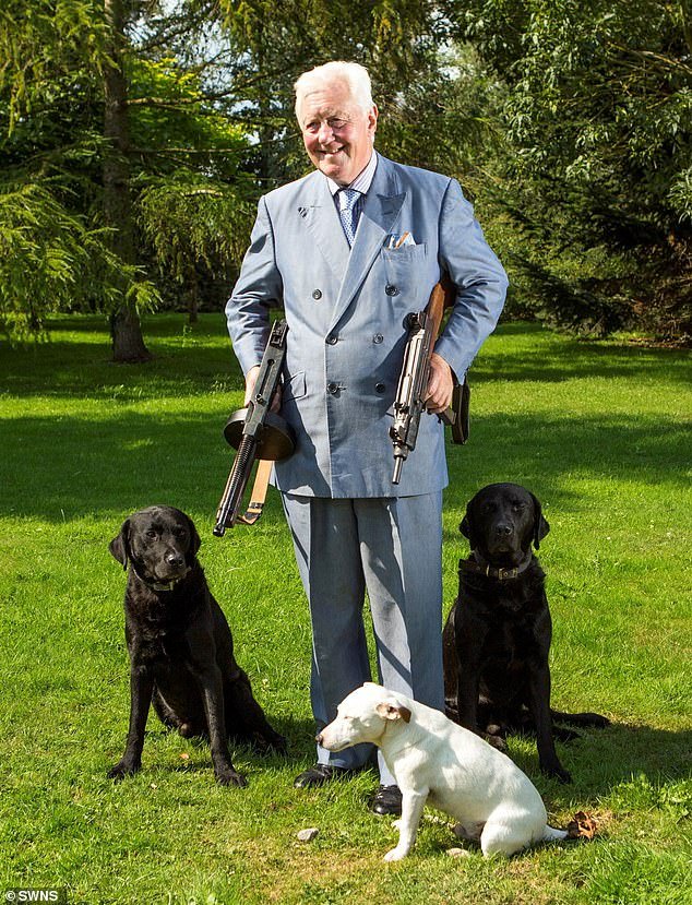 Yang satu kabur bersama seorang tukang, yang lain menikah dengan anak baptis ratu… dan yang ketiga punya 17 kucing terlalu banyak: apa yang terjadi pada simpanan lain dari seorang baronet pemilih ketika dia mengumumkan kompetisi untuk menemukan istri dari “peternak yang baik”