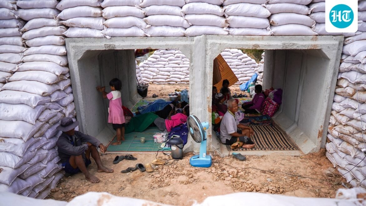 Bentrokan antara Thailand dan Kamboja memaksa ribuan orang meninggalkan rumah mereka karena keduanya bersumpah untuk terus berjuang