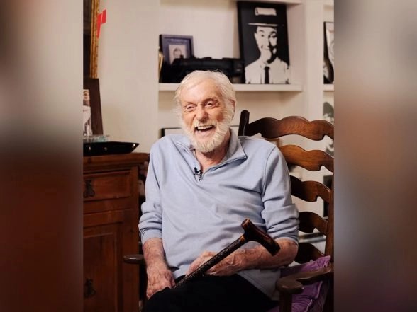 Berita Hiburan | Dick Van Dyke mengatakan dia tidak pernah menyesal menolak ‘The Omen’ dan menyebutkan satu peran yang dia harap bisa dia dapatkan