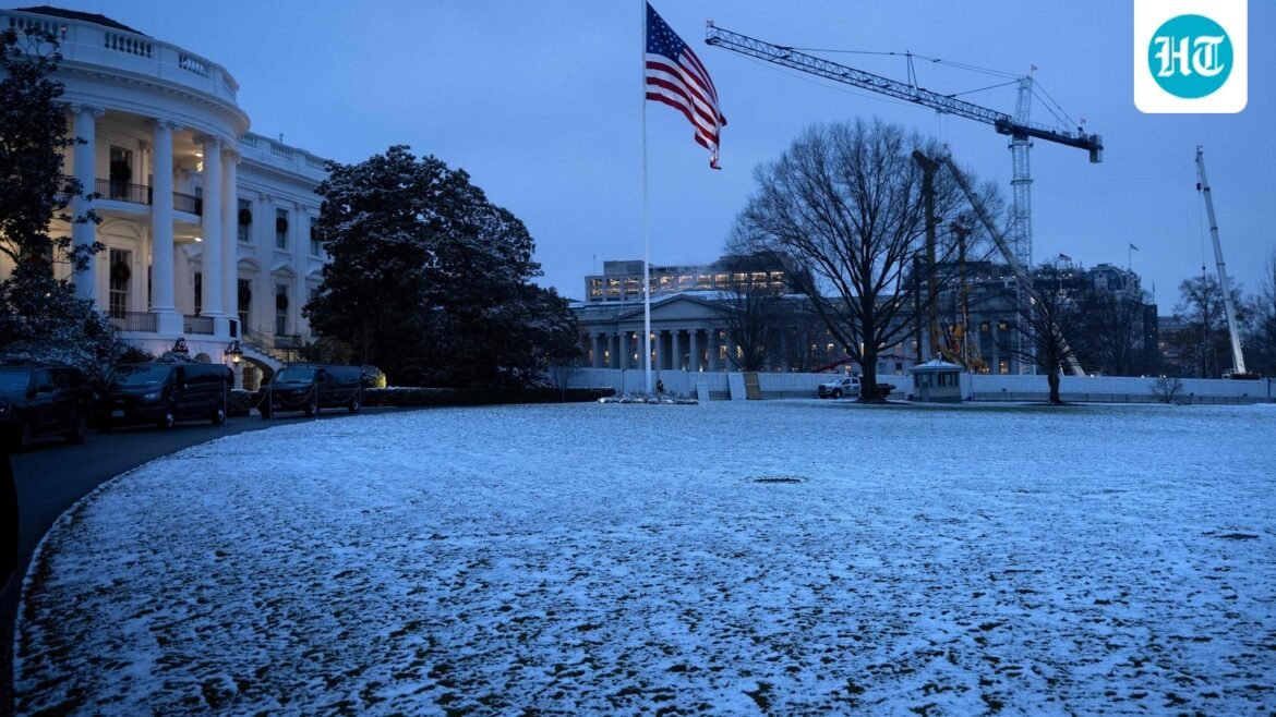 Kabut yang membekukan membuat berkendara menjadi sulit bagi sebagian besar orang di Amerika Serikat karena negara tersebut menghadapi musim dingin yang keras.