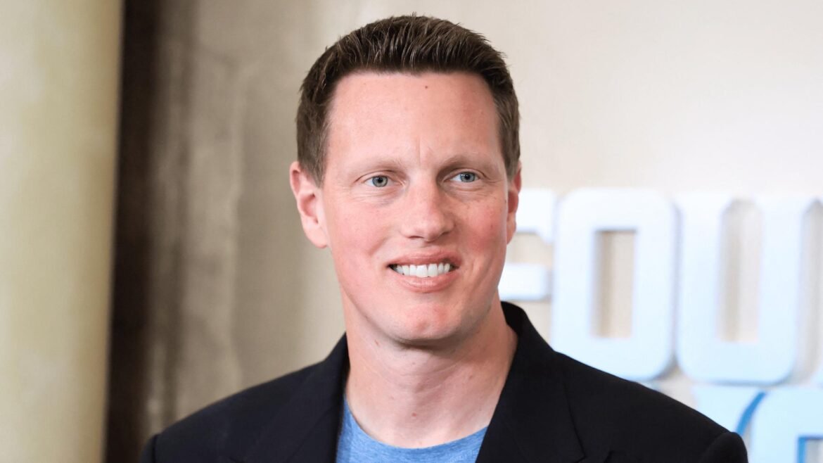 Mengapa Paramount dan Netflix berebut Warner Bros.