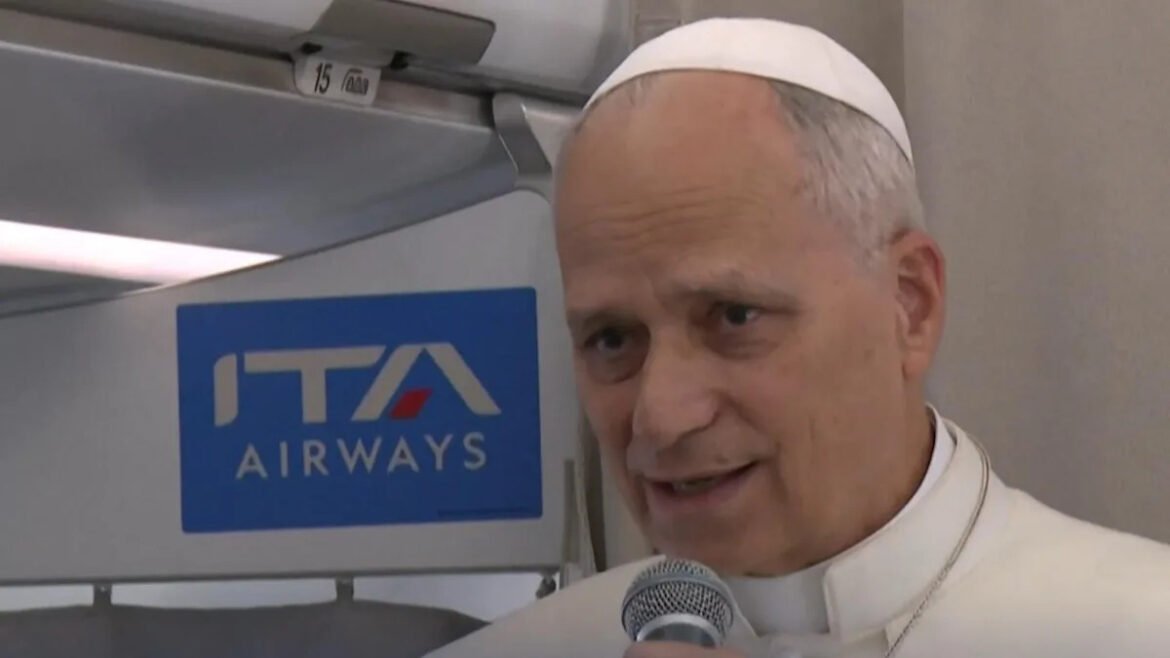 Paus Leo menyerukan pembentukan negara Palestina saat ia melanjutkan perjalanan luar negerinya dengan singgah di Lebanon