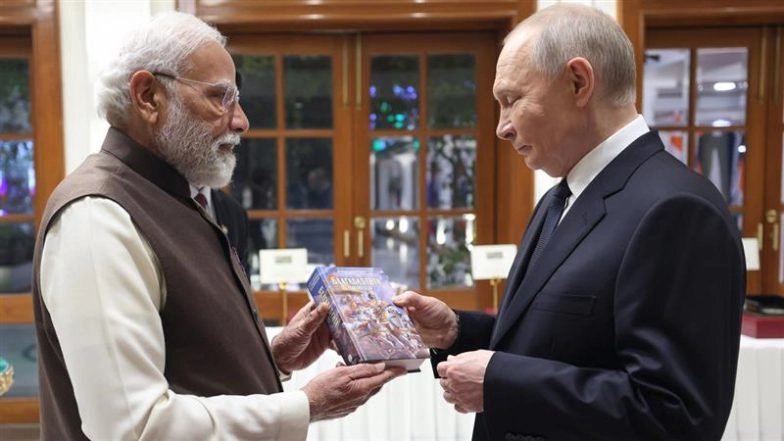 Perdana Menteri Narendra Modi mempersembahkan Bhagavad Gita edisi Rusia kepada Presiden Vladimir Putin, mengatakan ajarannya menginspirasi jutaan orang (lihat foto)