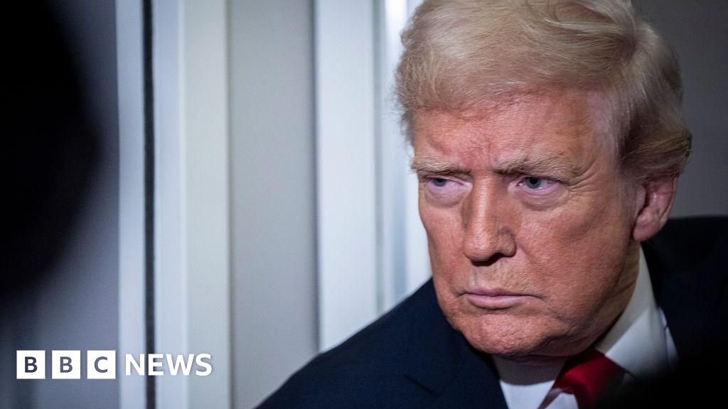 Trump membebaskan eksekutif nakal dari hukuman penjara