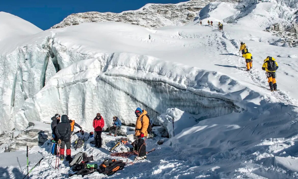 Turis berbagi video yang meresahkan dari puncak Gunung Everest: ‘Menjijikkan sekali’